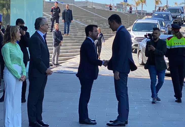Catalan president Pere Aragonès shaking hands with Spanish PM Pedro Sánchez in Barcelona on May 6, 2022 (by Gerard Escaich Folch)